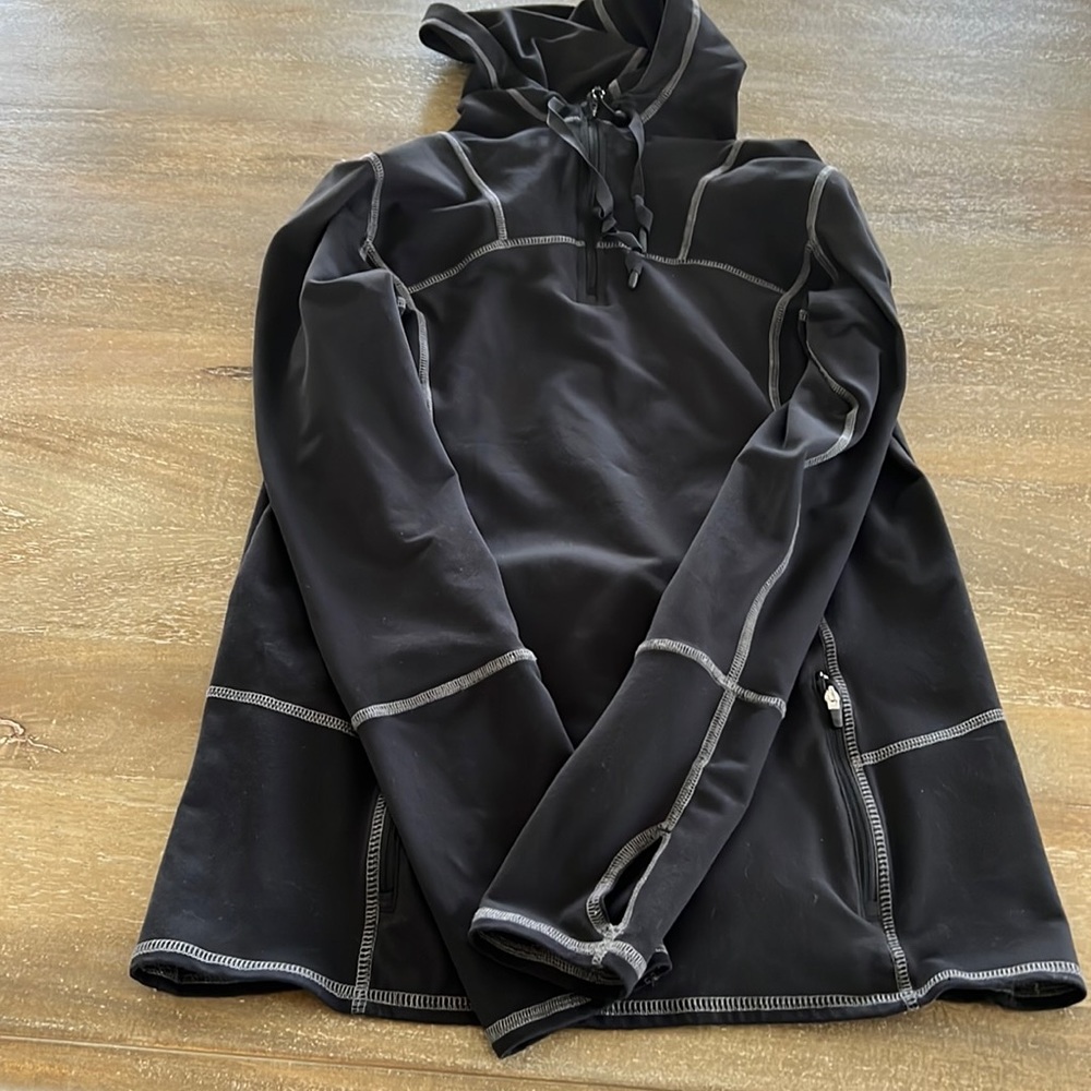 Women 1/4 Kirkland Signature zip up. Size small. Great condition